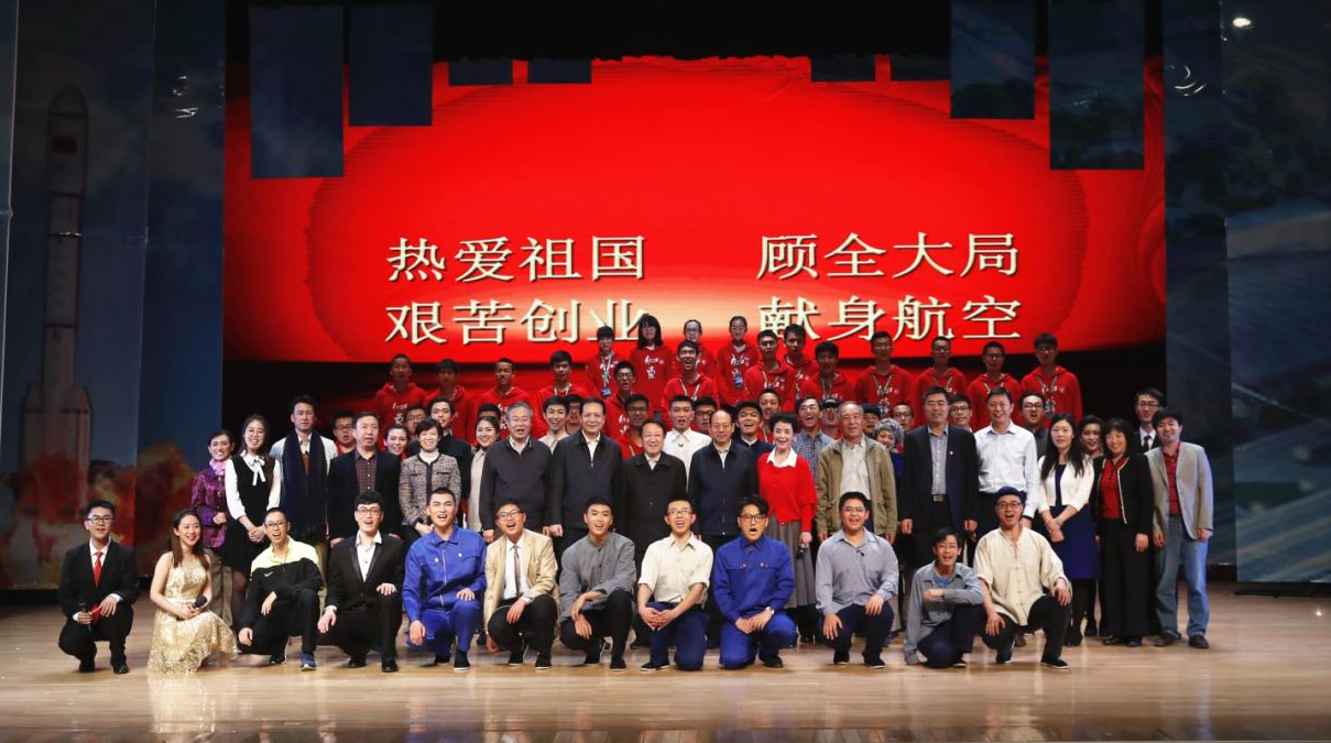 2.张炜书记与大艺团学生在一起.png 2.张炜书记与大艺团学生在一起.png