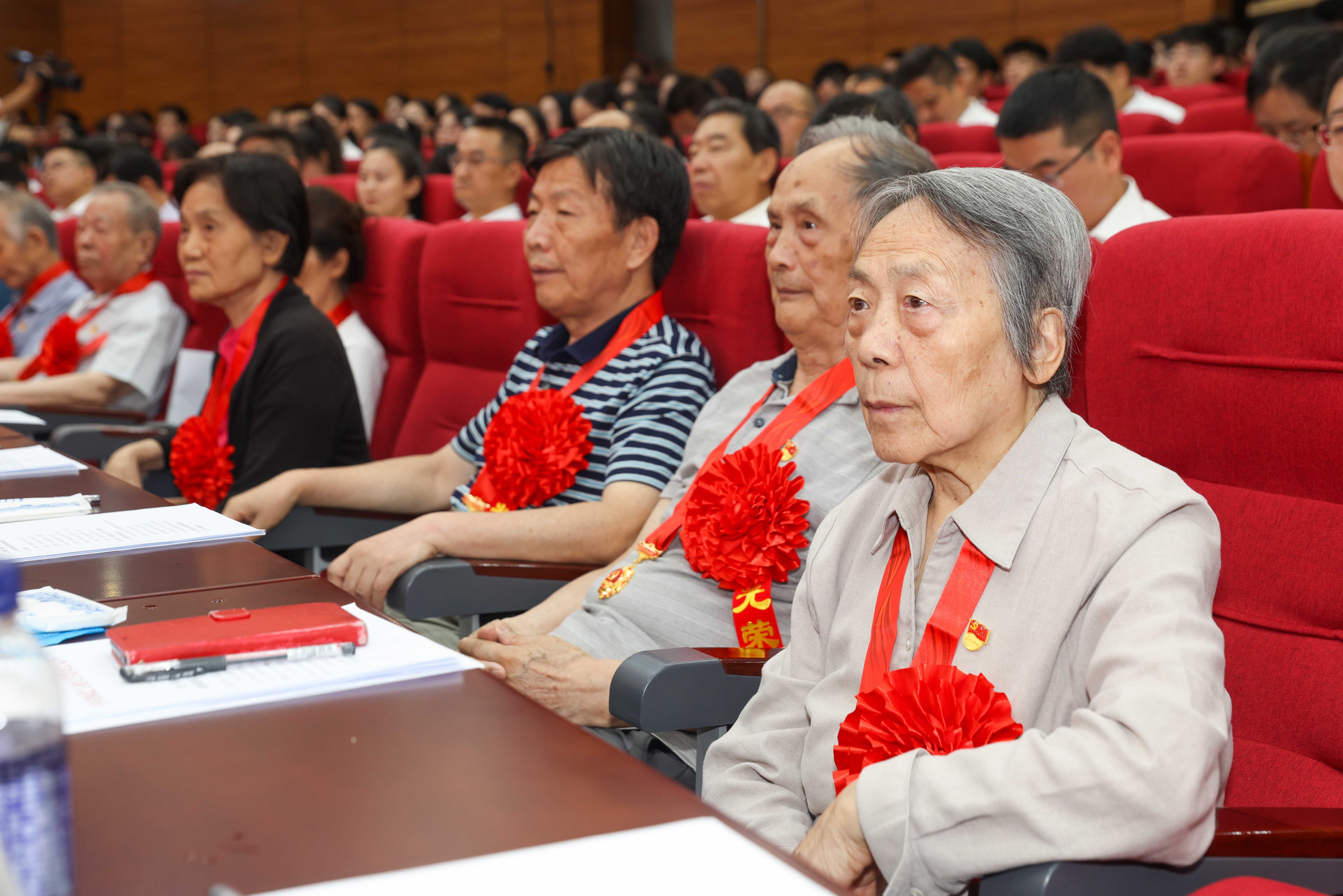 20240701beat365平台官方网站“七一”表彰大会光荣在党50年5——司哲摄.jpg undefined