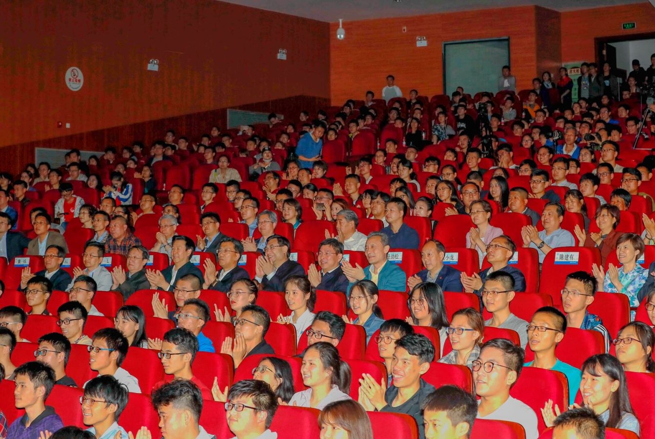 1 时任中国科协党组书记、常务副主席怀进鹏,陕西省委书记胡和平观看《寻找师昌绪》首演.jpg