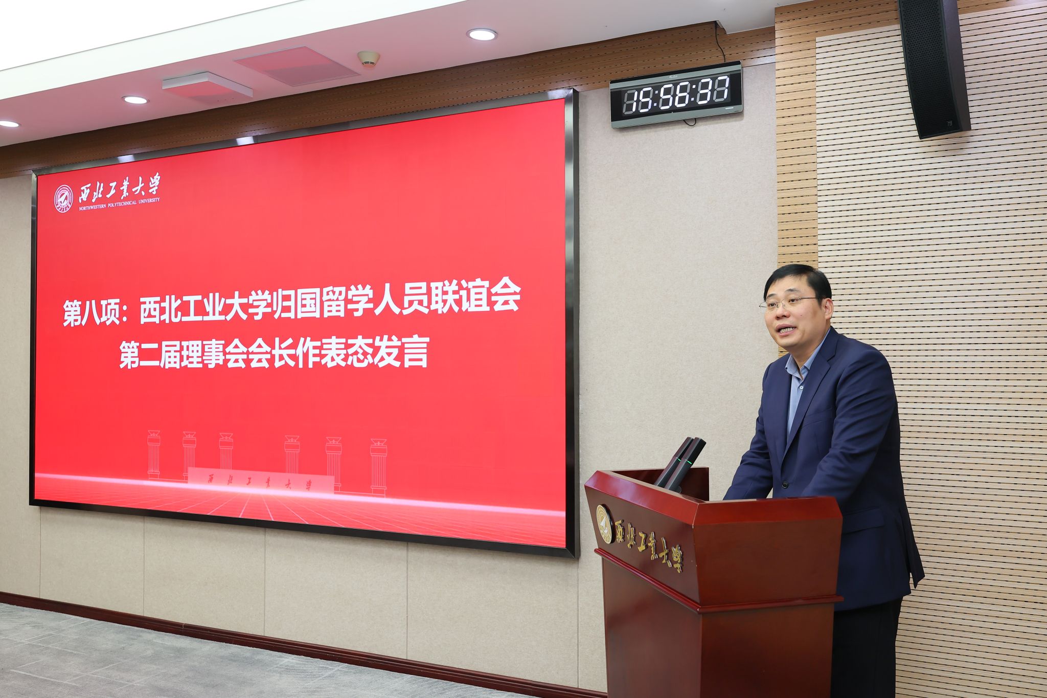 新当选第二届理事会会长作表态发言 (2).JPG 新当选第二届理事会会长作表态发言 (2).JPG