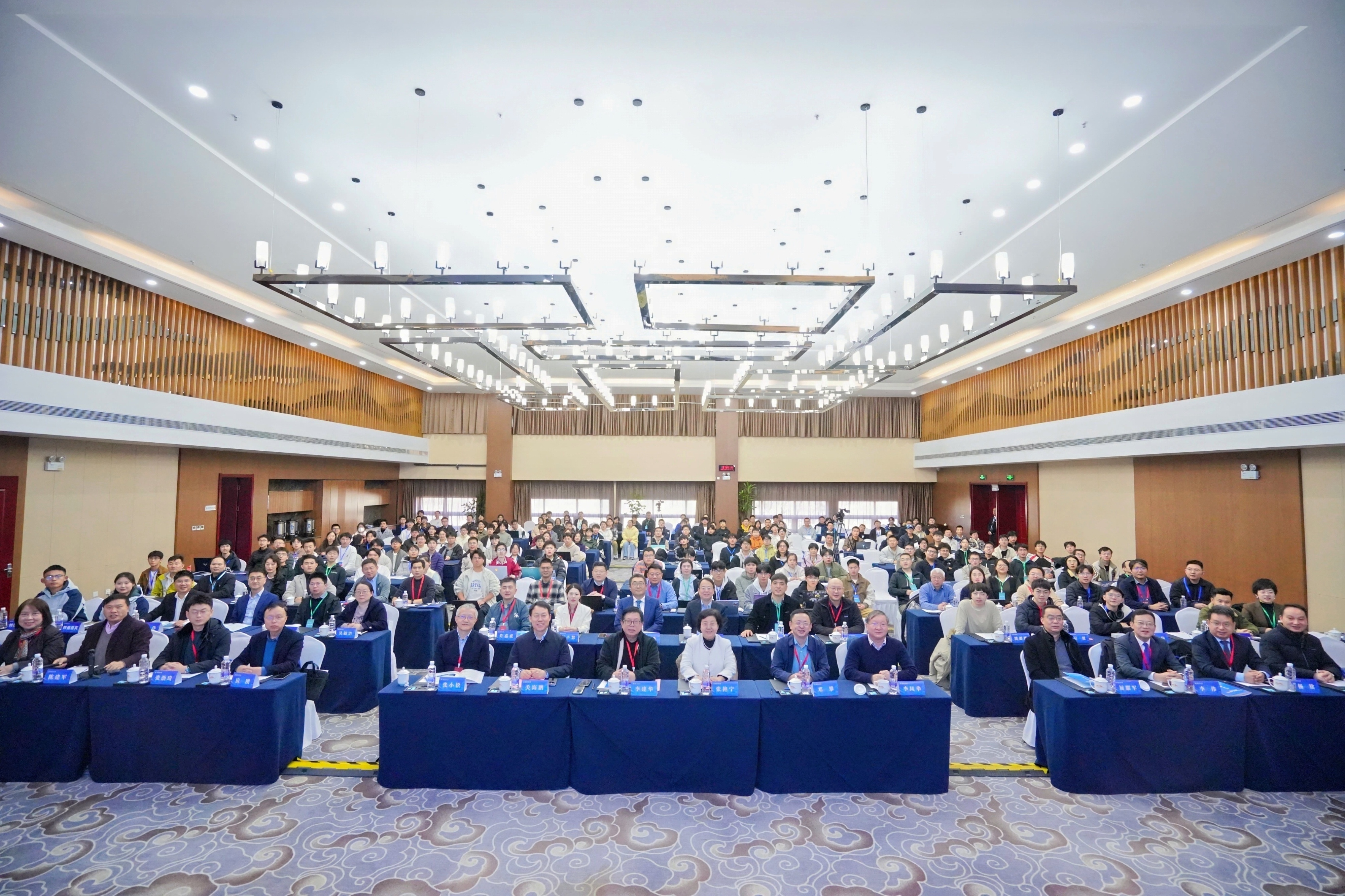 图1-1 现场大合照-主会场.jpg