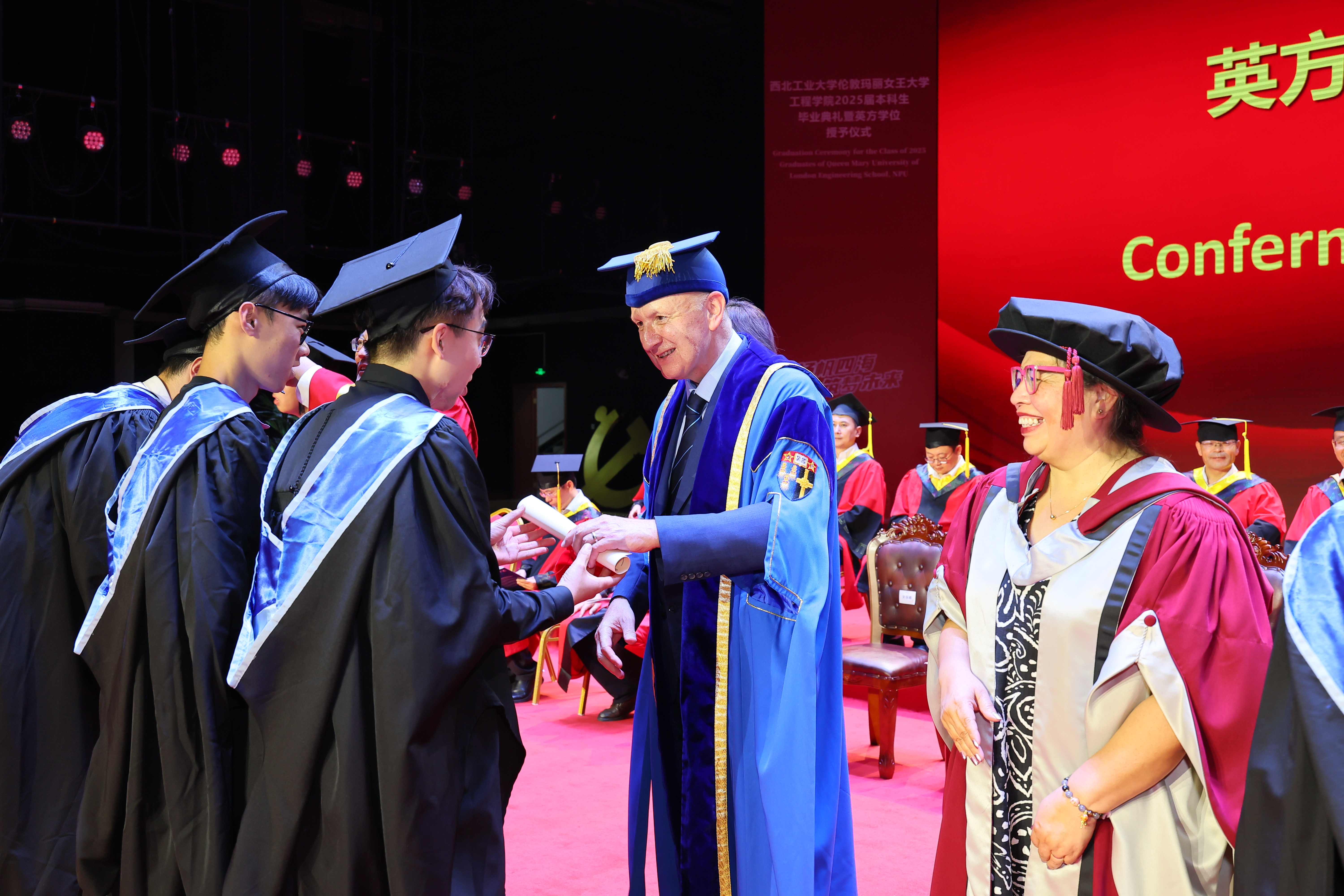 颁发学位证书、拨穗 (6).JPG