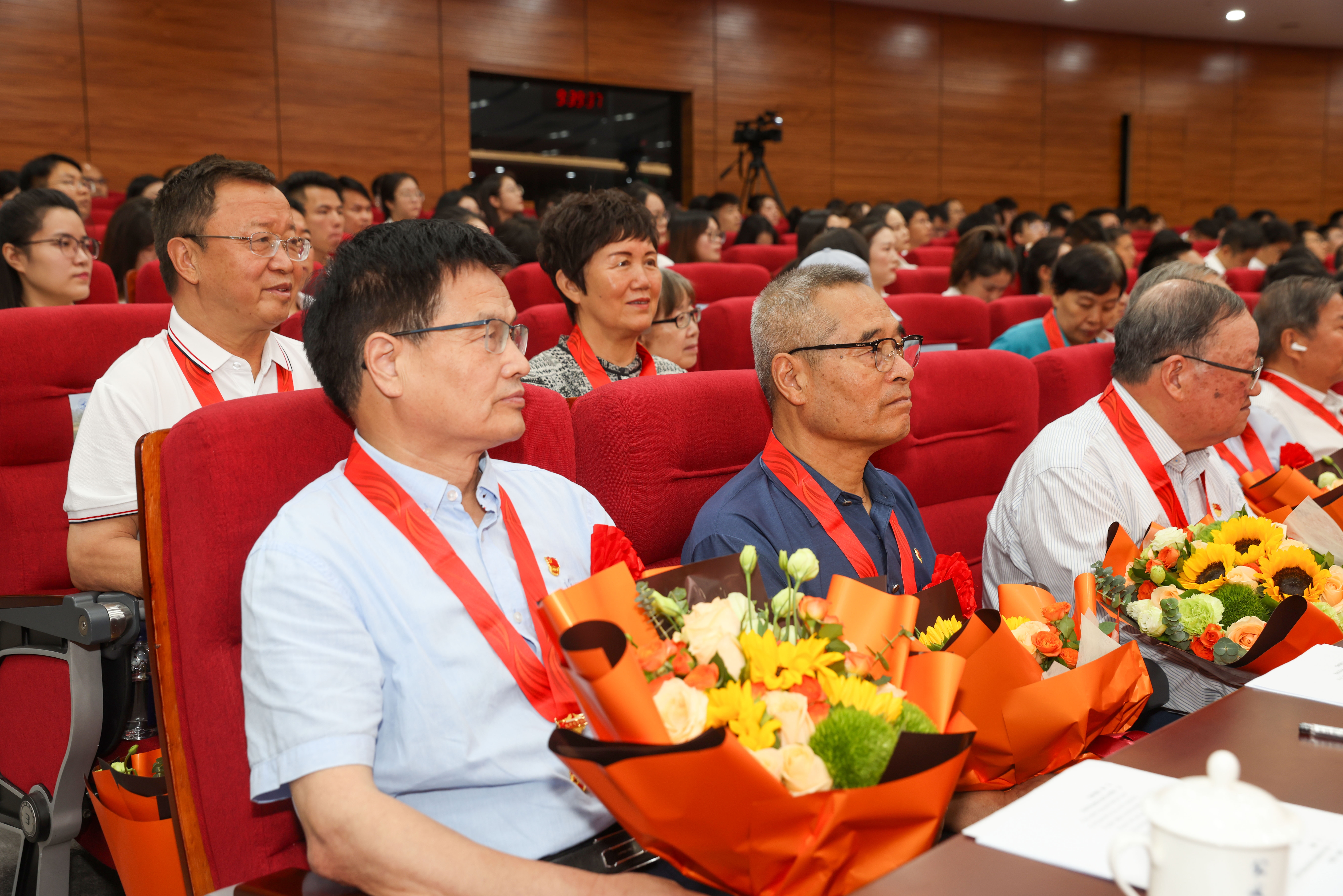 20240701beat365平台官方网站“七一”表彰大会光荣在党50年6——司哲摄.jpg 20240701beat365平台官方网站“七一”表彰大会光荣在党50年6——司哲摄.jpg