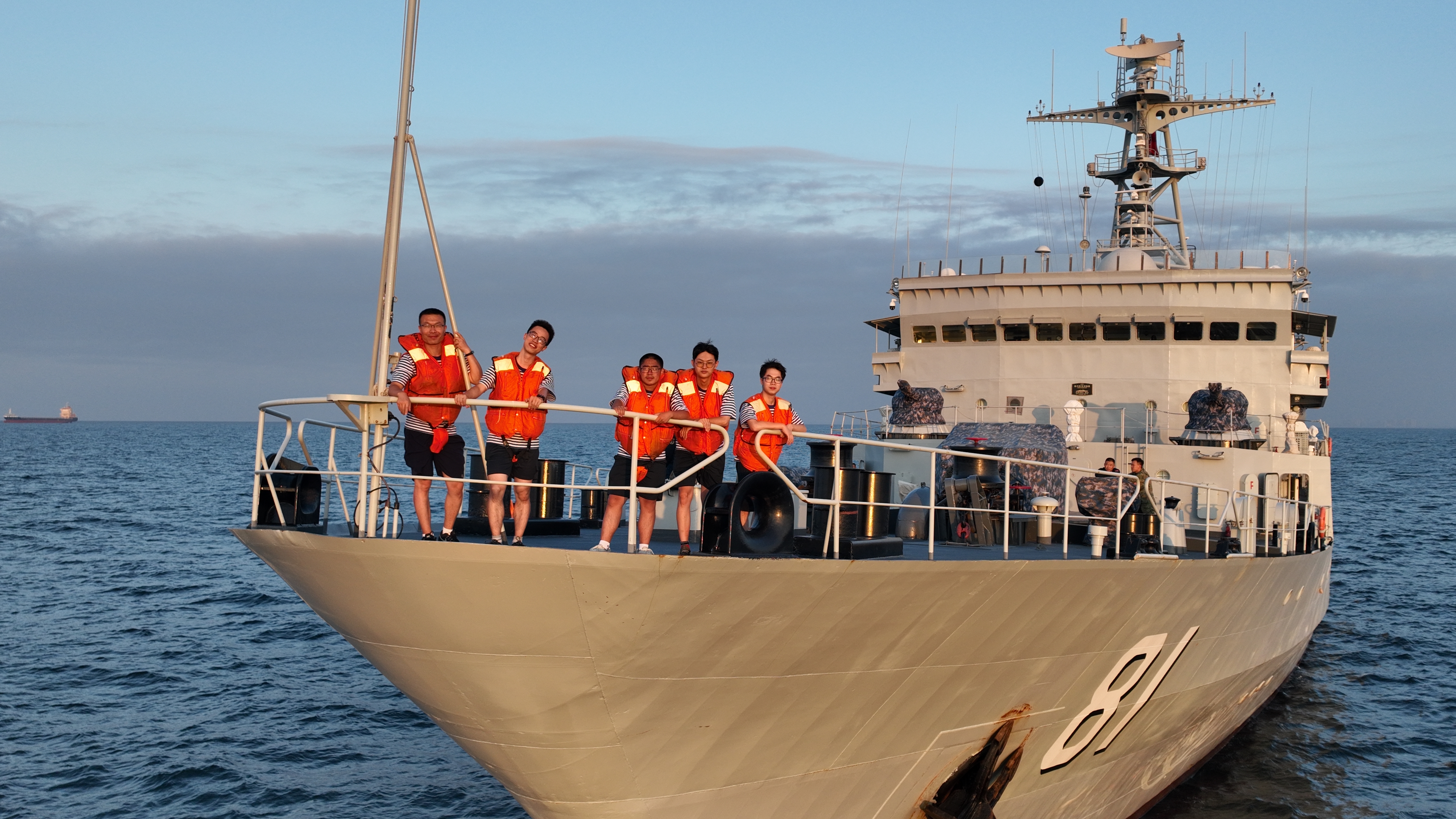 航海学院40名师生登上海军郑和舰开展体验式航海实习.jpg